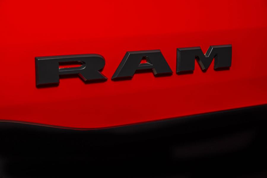 Логотип Dodge Ram 1500 Rebel Quad Cab (DT) 2018 года  (фото 7 из 36)